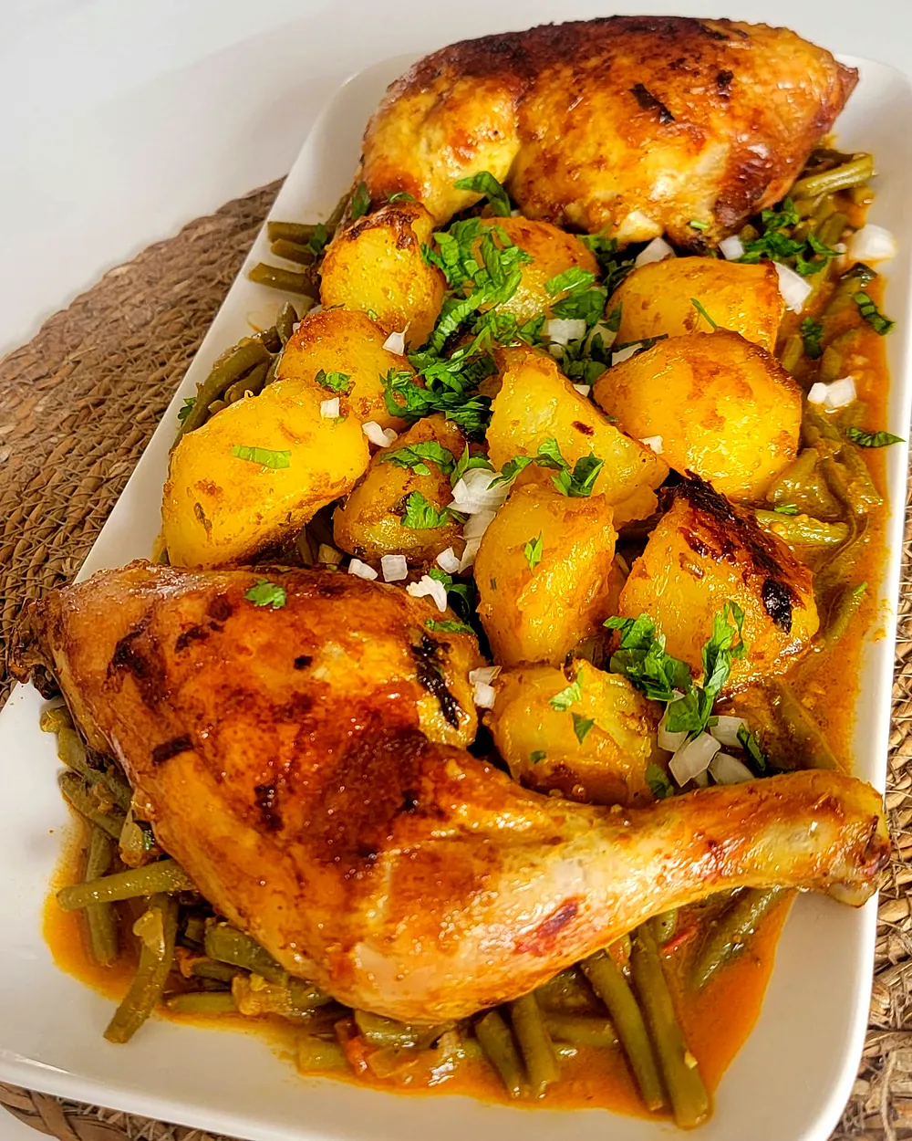 Poulet rôti, pommes de terre et haricots verts