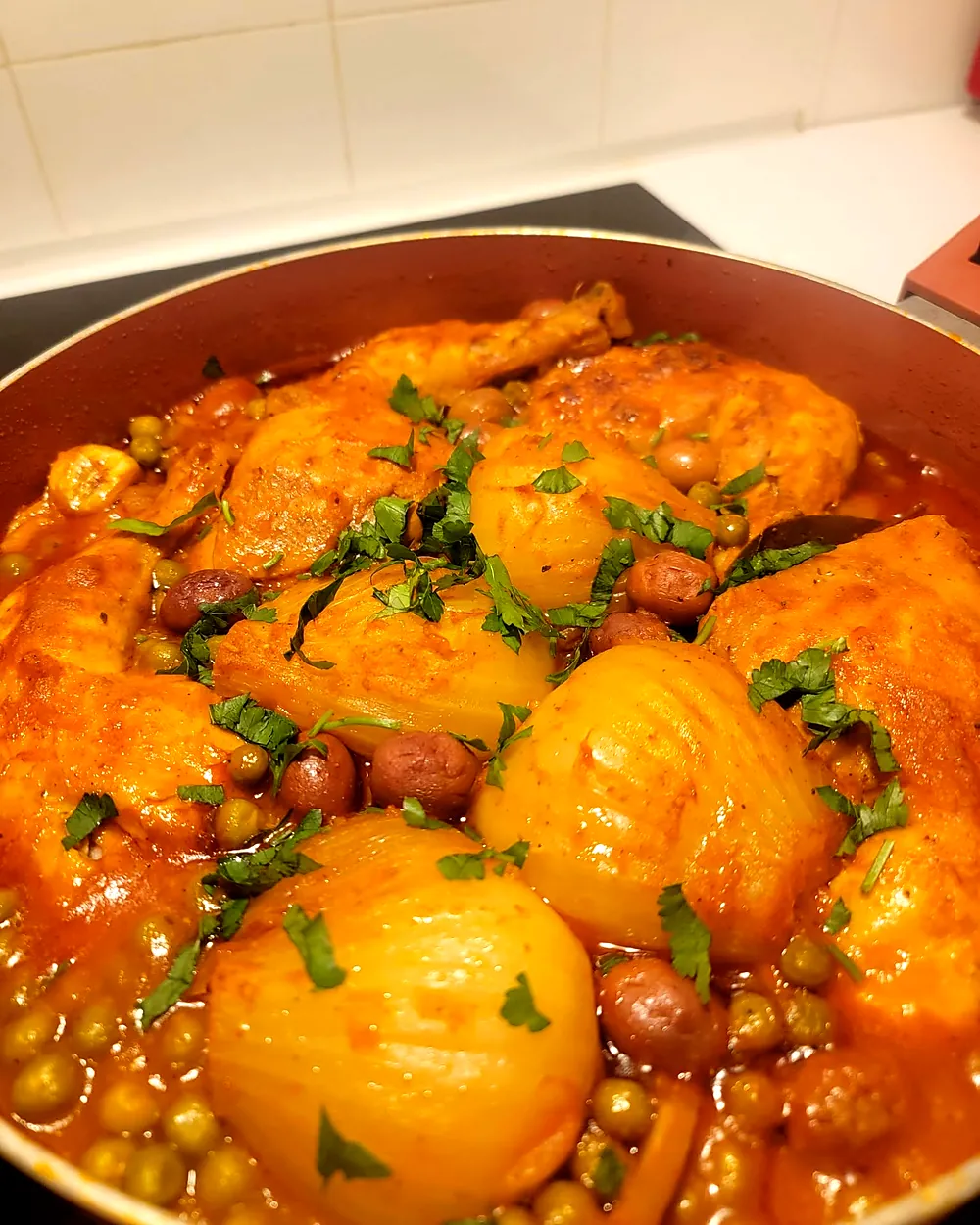 Poulet mijoté aux olives et petits pois