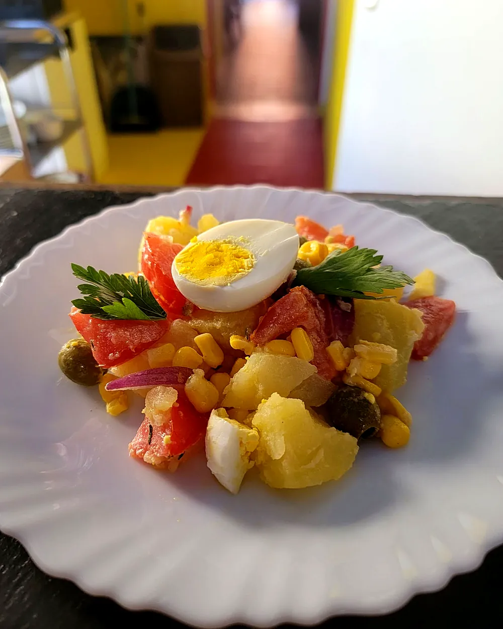 Salade de pommes de terre, tomates, maïs et œuf